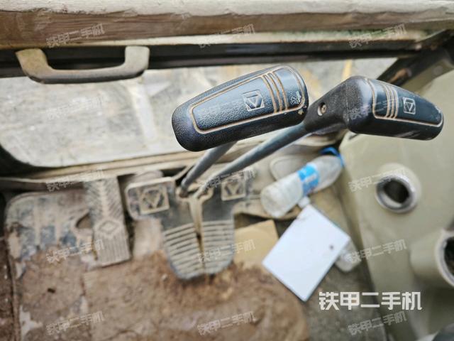 行走控制手柄和踏板?俯拍（駕駛室部分）