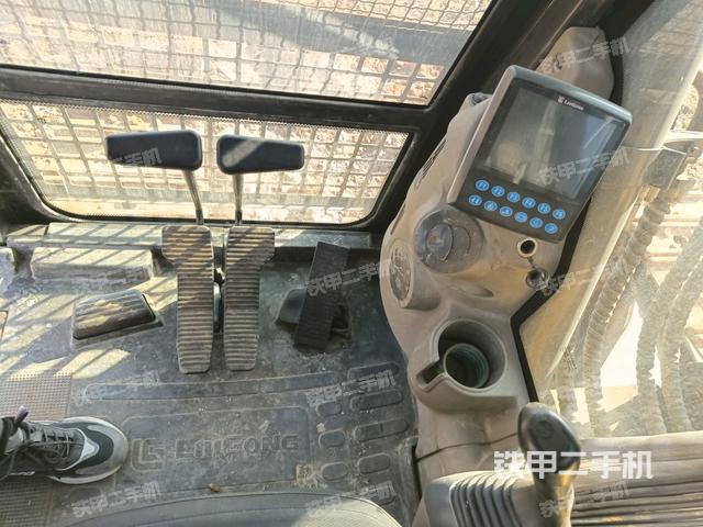 行走控制手柄和踏板?俯拍（駕駛室部分）