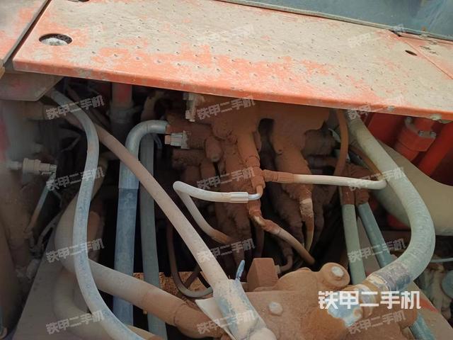 回轉(zhuǎn)馬達和主控閥(整機外觀) 回轉(zhuǎn)馬達和主控閥(整機外觀)