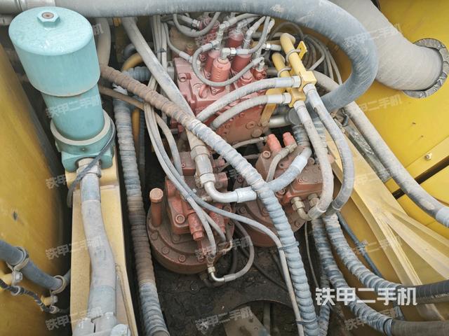 回轉(zhuǎn)馬達(dá)和主控閥(整機(jī)外觀(guān)) 回轉(zhuǎn)馬達(dá)和主控閥(整機(jī)外觀(guān))