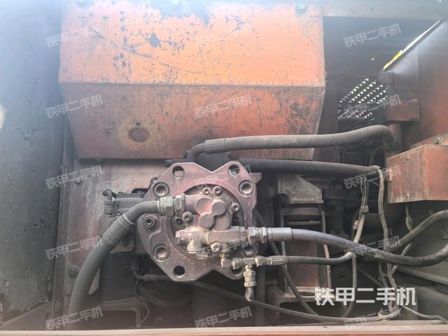 液壓泵艙室正面整體（整機外觀）