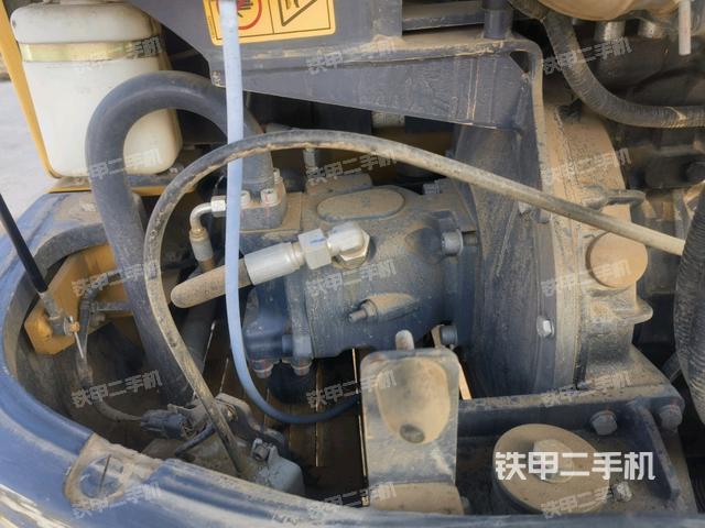 液壓泵艙室正面整體(整機外觀) 液壓泵艙室正面整體(整機外觀)