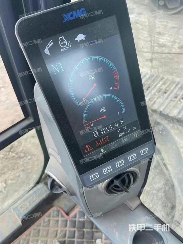 駕駛室整體(整機(jī)外觀) 駕駛室整體(整機(jī)外觀)