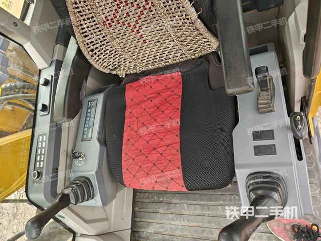 座椅右側(cè)控制臺/鑰匙門/油門/含右手柄（駕駛室部分）