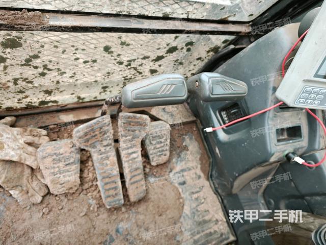 行走控制手柄和踏板?俯拍(駕駛室部分) 行走控制手柄和踏板?俯拍(駕駛室部分)