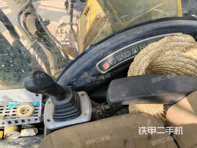 座椅右側(cè)控制臺/鑰匙門/油門/含右手柄(駕駛室部分) 座椅右側(cè)控制臺/鑰匙門/油門/含右手柄(駕駛室部分)