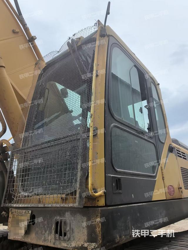 駕駛室整體(整機(jī)外觀) 駕駛室整體(整機(jī)外觀)