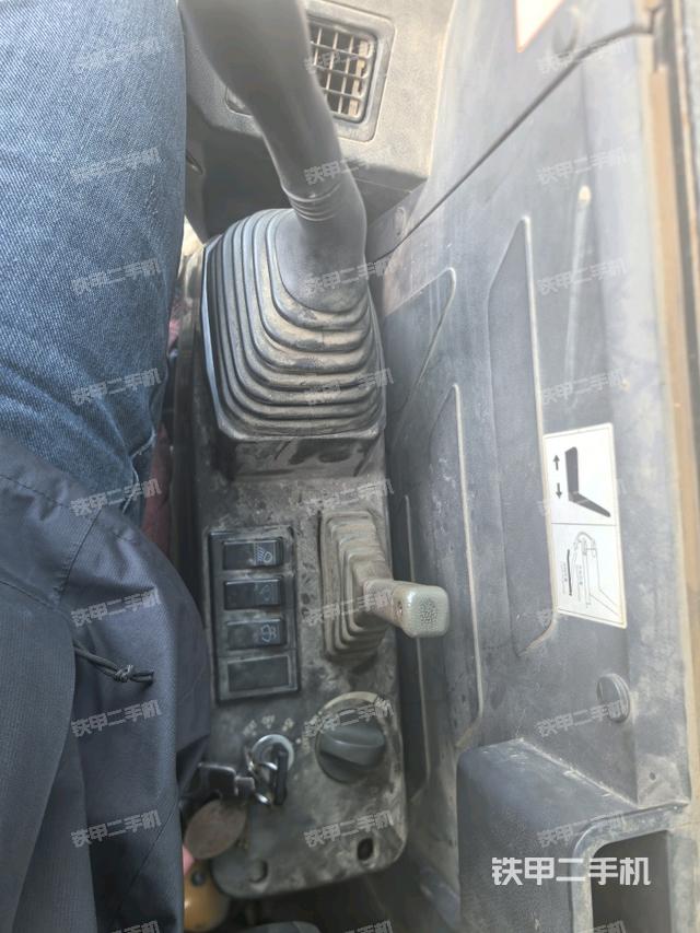 座椅右側(cè)控制臺(tái)/鑰匙門(mén)/油門(mén)/含右手柄（駕駛室部分）