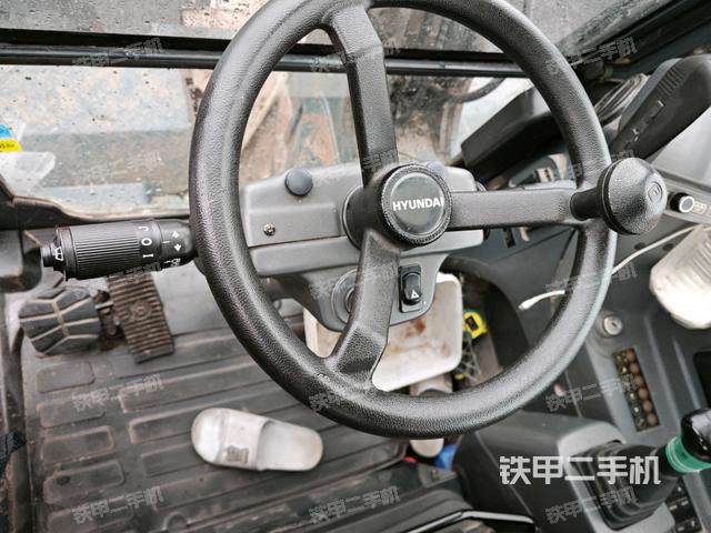 行走控制手柄和踏板?俯拍(駕駛室部分) 行走控制手柄和踏板?俯拍(駕駛室部分)