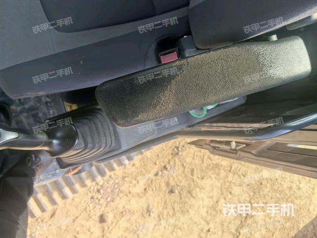 座椅右側(cè)控制臺(tái)/鑰匙門(mén)/油門(mén)/含右手柄（駕駛室部分）