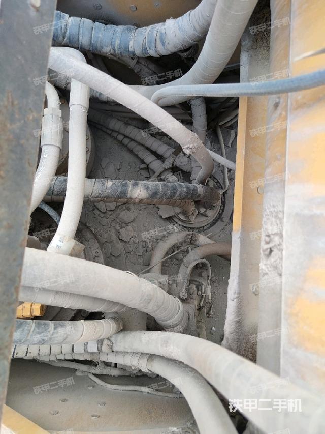 中央回轉(zhuǎn)接頭特寫(xiě)（上車(chē)部件）