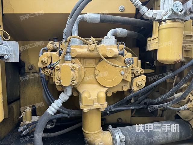 液壓泵艙室正面整體（整機外觀）