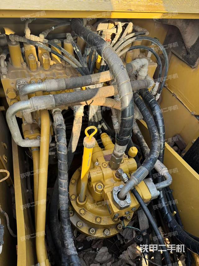 回轉(zhuǎn)馬達(dá)和主控閥（整機(jī)外觀）