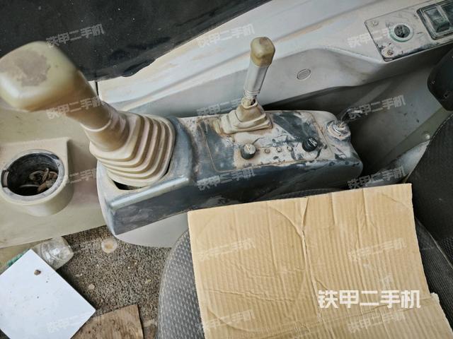 座椅右側控制臺/鑰匙門/油門/含右手柄（駕駛室部分）