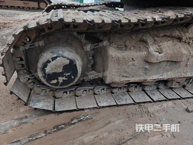 單側(cè)履帶整體(整機(jī)外觀) 單側(cè)履帶整體(整機(jī)外觀)