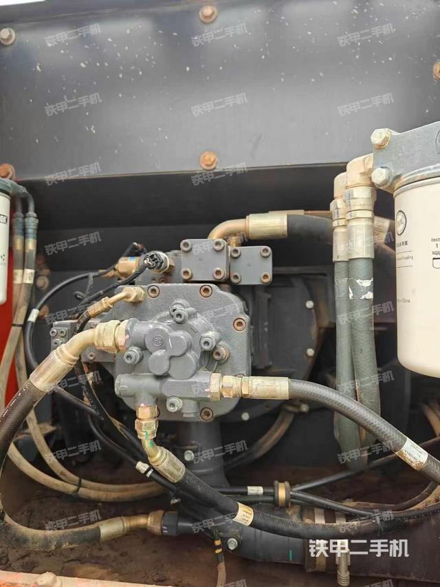 液壓泵艙室正面整體（整機外觀）