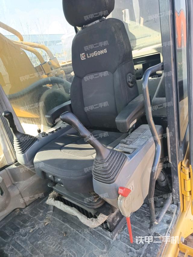 座椅左側控制臺/音響/含左手柄（駕駛室部分）