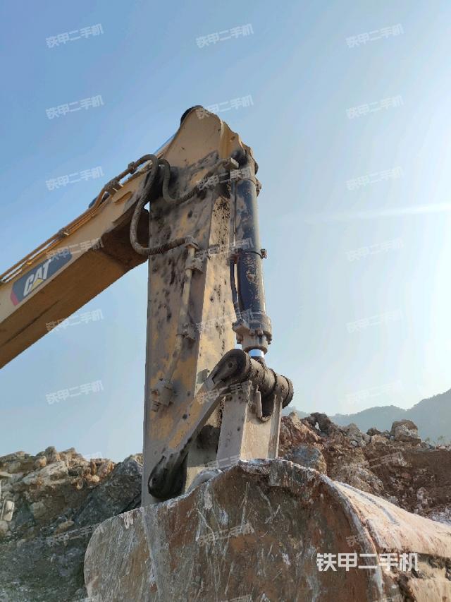 轉(zhuǎn)盤(pán)和下車(chē)架正前（工作和回轉(zhuǎn)裝置）