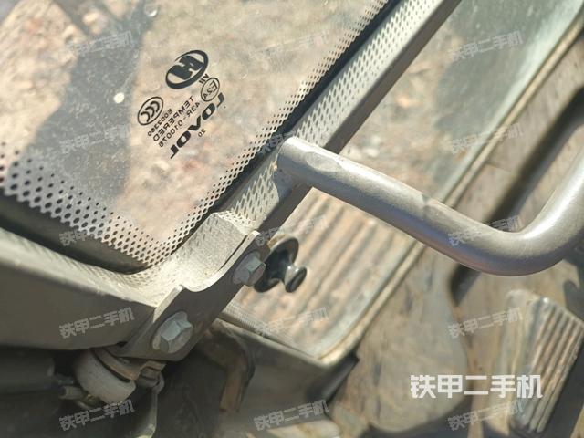 行走控制手柄和踏板?俯拍（駕駛室部分）