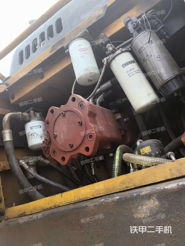 液壓泵艙室正面整體(整機(jī)外觀) 液壓泵艙室正面整體(整機(jī)外觀)