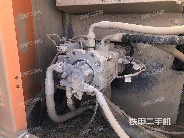 液壓泵艙室正面整體（整機外觀）