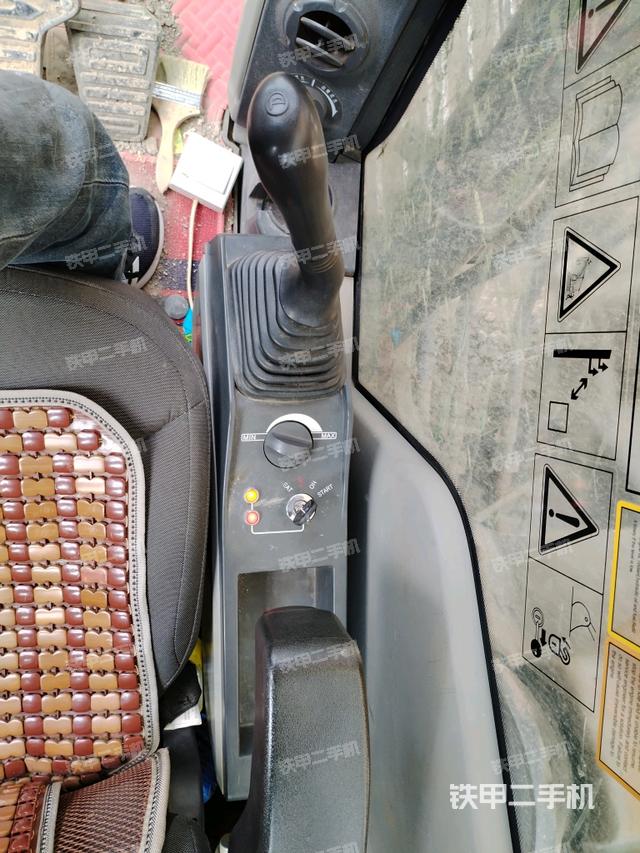 座椅右側(cè)控制臺(tái)/鑰匙門/油門/含右手柄（駕駛室部分）