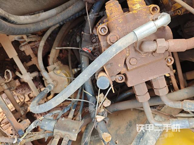 回轉(zhuǎn)馬達(dá)和主控閥(整機(jī)外觀) 回轉(zhuǎn)馬達(dá)和主控閥(整機(jī)外觀)