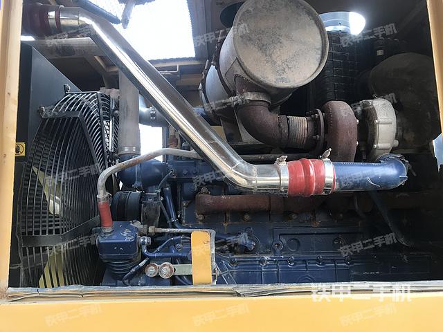 發(fā)動機(jī)右側(cè)（整機(jī)外觀及大件）