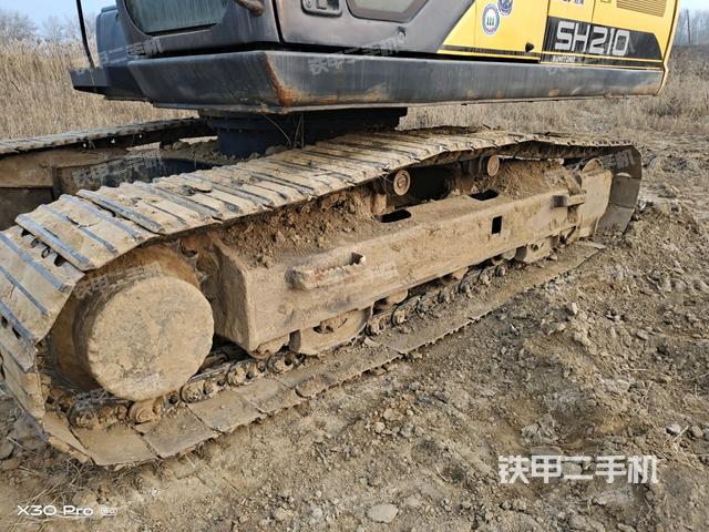 單側(cè)履帶整體(整機(jī)外觀) 單側(cè)履帶整體(整機(jī)外觀)