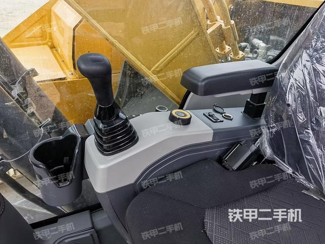 座椅右側(cè)控制臺/鑰匙門/油門/含右手柄(駕駛室部分) 座椅右側(cè)控制臺/鑰匙門/油門/含右手柄(駕駛室部分)
