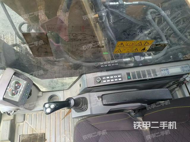 座椅右側(cè)控制臺(tái)/鑰匙門/油門/含右手柄（駕駛室部分）