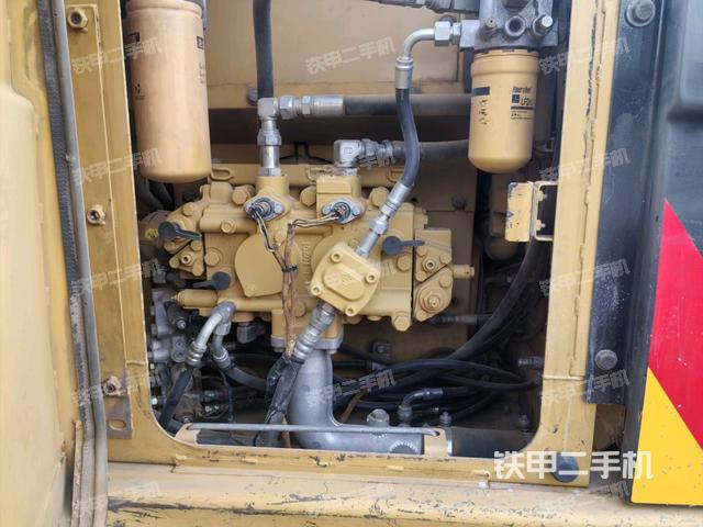 液壓泵艙室正面整體（整機(jī)外觀）