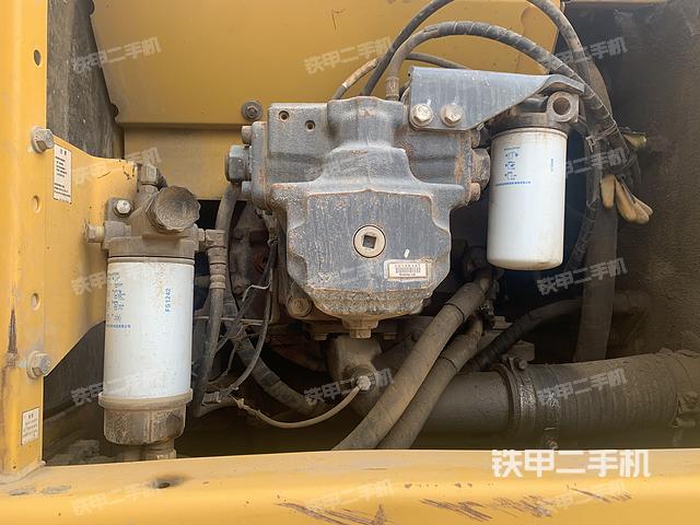 液壓泵艙室正面整體（整機外觀）