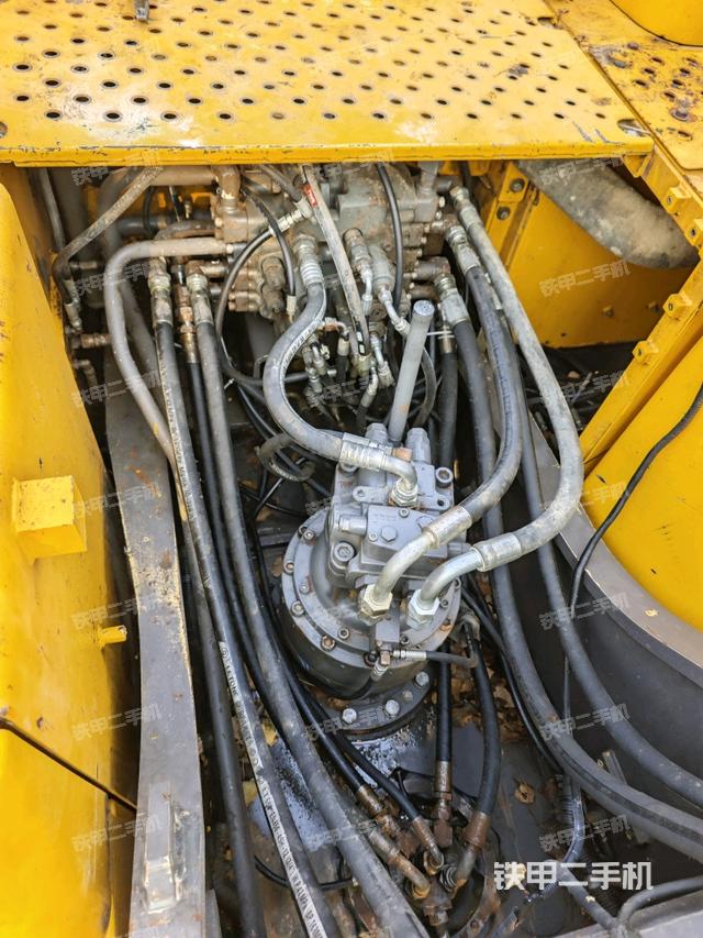 回轉(zhuǎn)馬達和主控閥(整機外觀) 回轉(zhuǎn)馬達和主控閥(整機外觀)