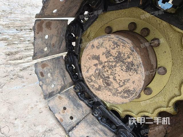 單側(cè)履帶整體(整機(jī)外觀) 單側(cè)履帶整體(整機(jī)外觀)