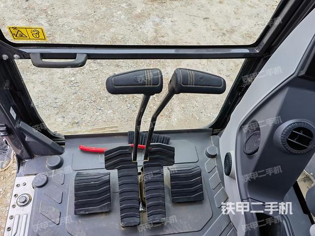 行走控制手柄和踏板?俯拍(駕駛室部分) 行走控制手柄和踏板?俯拍(駕駛室部分)