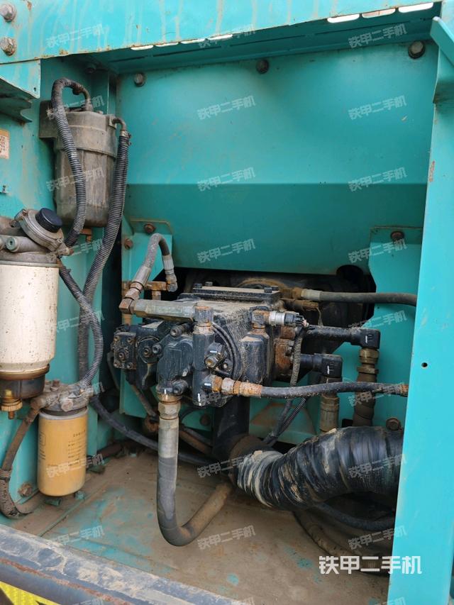 液壓泵艙室正面整體(整機(jī)外觀) 液壓泵艙室正面整體(整機(jī)外觀)