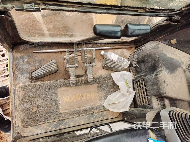 行走控制手柄和踏板?俯拍（駕駛室部分）