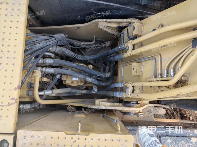 回轉(zhuǎn)馬達(dá)和主控閥（整機(jī)外觀）