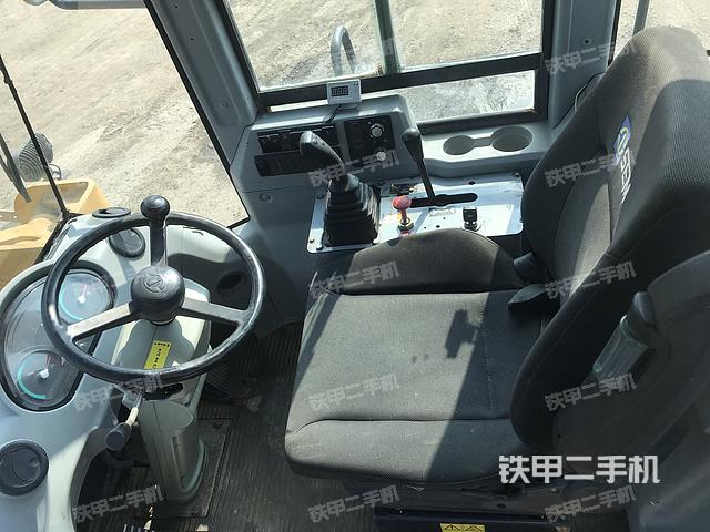 駕駛室工作臺(tái)（整機(jī)外觀及大件）