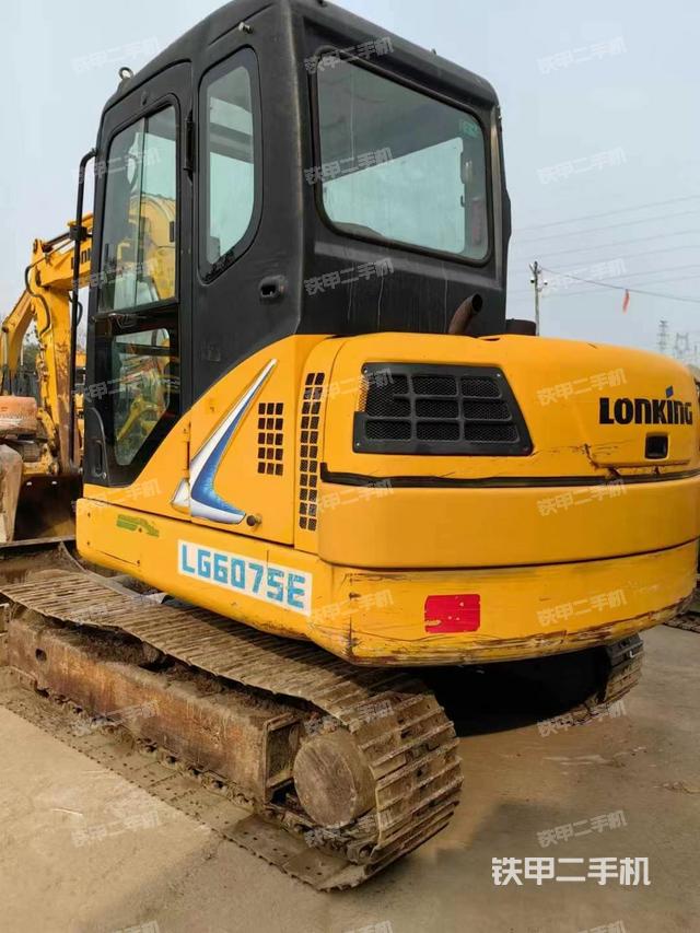 駕駛室頂部（整機外觀）