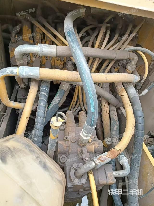 回轉(zhuǎn)馬達(dá)和主控閥（整機(jī)外觀）