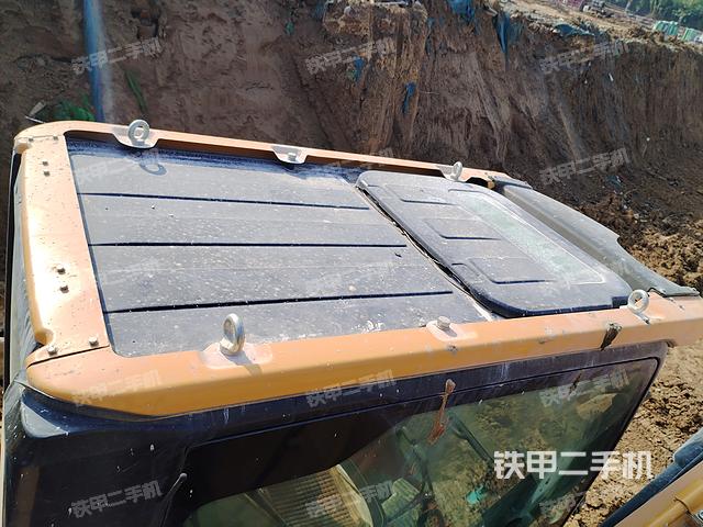 駕駛室頂部(整機(jī)外觀) 駕駛室頂部(整機(jī)外觀)