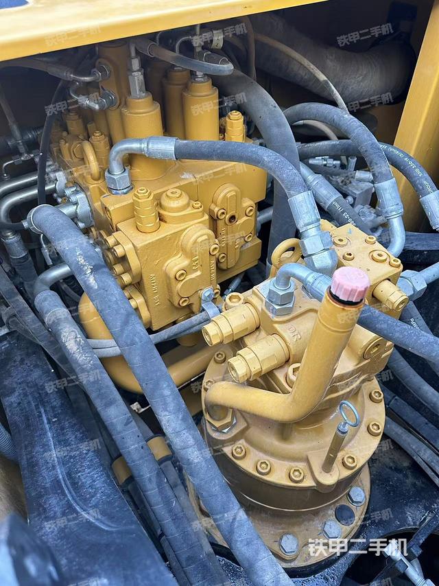 回轉(zhuǎn)馬達(dá)和主控閥（整機(jī)外觀）