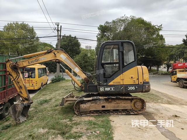 駕駛室整體(整機(jī)外觀) 駕駛室整體(整機(jī)外觀)