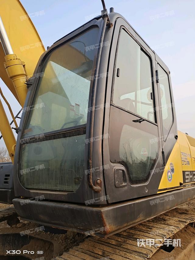 駕駛室整體(整機(jī)外觀) 駕駛室整體(整機(jī)外觀)