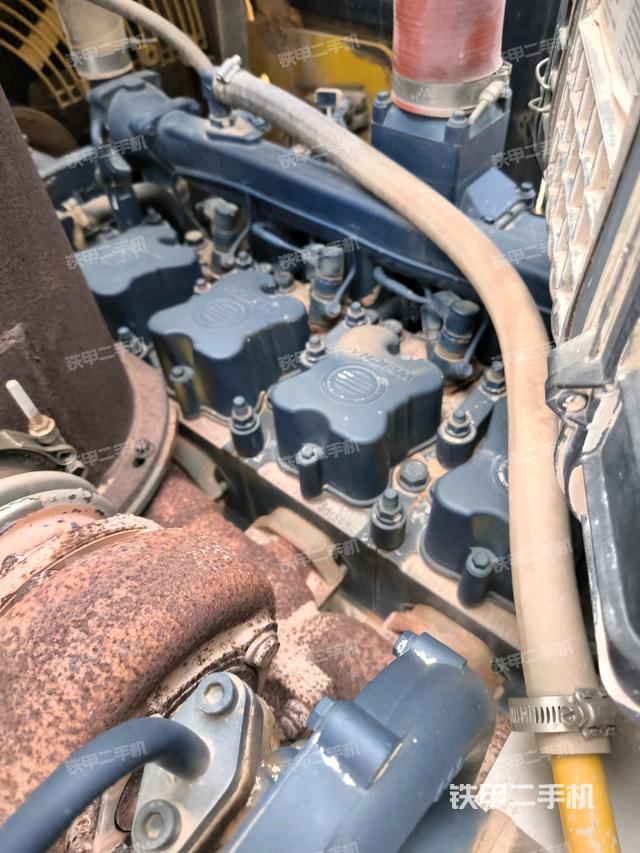 發(fā)動機右側(cè)全景（推土機發(fā)動機艙）