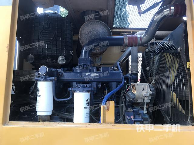 發(fā)動機(jī)左側(cè)（整機(jī)外觀及大件）