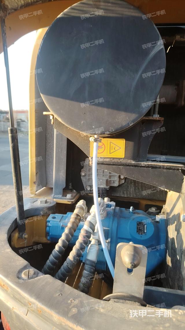 液壓泵艙室正面整體(整機(jī)外觀) 液壓泵艙室正面整體(整機(jī)外觀)