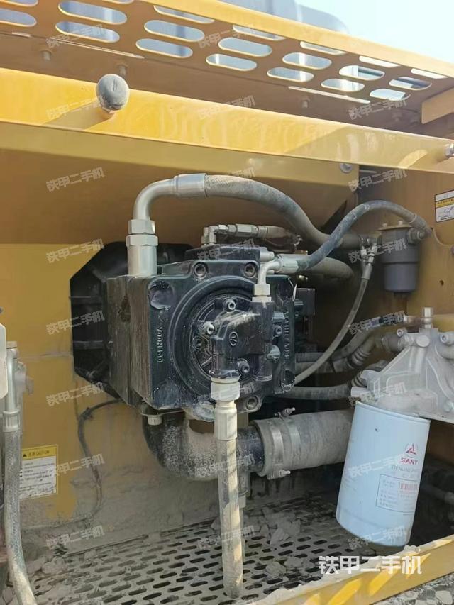 液壓泵艙室正面整體（整機外觀）